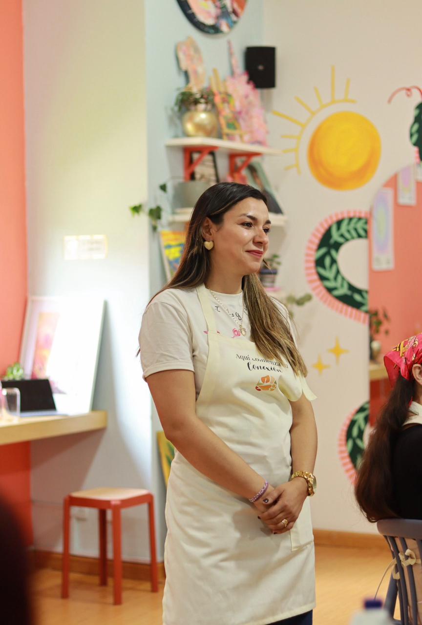Adriana Franco facilitando una sesión de bienestar